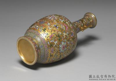 图片[3]-Porcelain vase with halberd handles and floral pattern painted in fen-ts’ai enamels in a gold ground, Ch’ien-lung reign (1736-1795), Ch’ing dynasty-China Archive